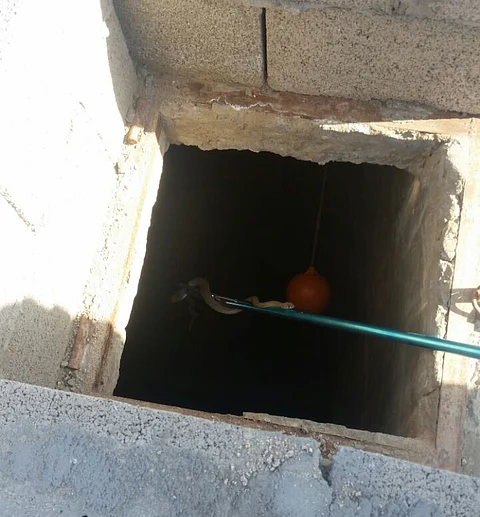 مدني خميس مشيط يستخرج ثعبانًا بخزان مياه بحي الجامعيين