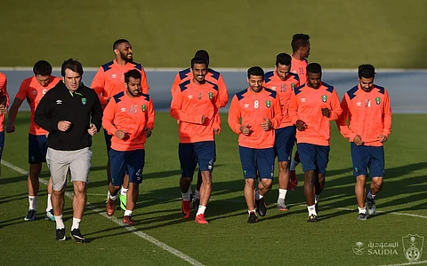 بدعم الجمهور .. الأهلي يسعى لخطف الصدارة الآسيوية من الجزيرة الإماراتي