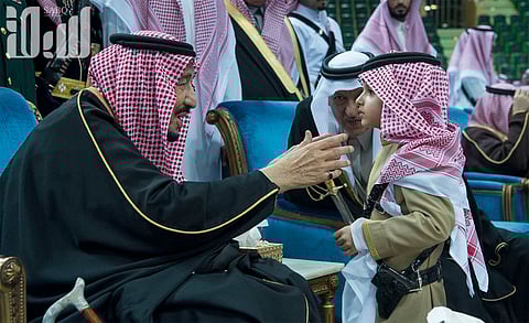 بـ "الدقلة والمجنب والمحزم" .. تعرَّف على الطفل الذي شارك في العرضة أمام الملك