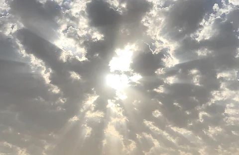 "الأرصاد": سماءٌ غائمة تتخللها سحبٌ رعديّة مُمطرة مصحوبة برياح نشطة على 8 مناطق