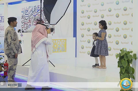 بالصور.. "الأمر بالمعروف" تفعِّل دورها الميداني والتوعية الذكية بالجنادرية