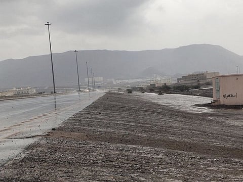 شاهد.. تساقط البرد يحطم زجاج المركبات ويتسبب في نفوق المواشي بالمدينة