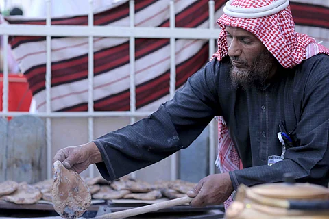 "قرص الملّة".. طعام الأجداد يتجدّد على موائد "الجنادرية"
