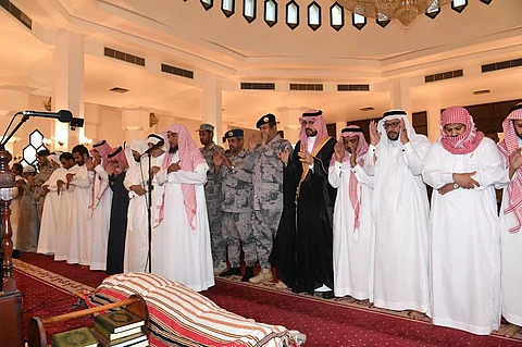 وكيل إمارة جازان يتقدم المصلين على الجندي أول "فهد أبو طيرة"