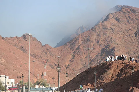 ولمسماه روايات.. شاهد: بياض السحاب يعانق "جبل الجنة" بالمدينة