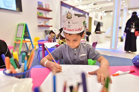 شاهد .. مكتبة الملك عبدالعزيز تؤهل الرواد الصغار عبر 2.5 مليون مادة