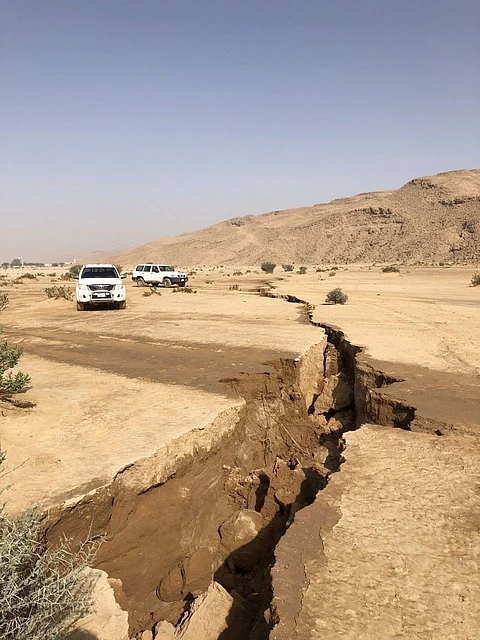 شاهد.. رصد تشقّقات أرضية غريبة قرب مركز الشعب بالمجمعة