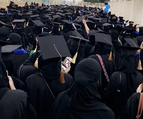 جامعة جازان تؤكد إصابة مسنّة في تدافع حفل الخريجات.. وخريجة تروي المزيد
