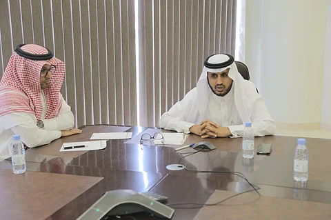 مشرف كليات جامعة سطام بالأفلاج يعقد اجتماعًا مع موظفات الأمن في الكلية وطالباتها