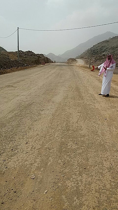 5 سنوات لم تُنهِ معاناة سالكي طريق الخشبة بالعرضيات.. تعثر ولوحة شاهدة