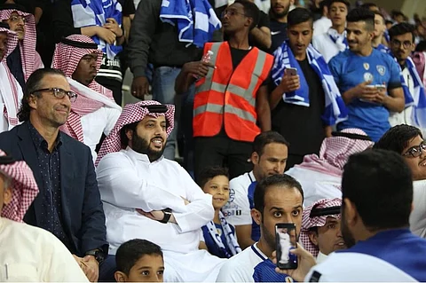 بالصور: 22 ألف متفرج في مباراة الهلال والفيصلي.. تركي آل الشيخ بينهم