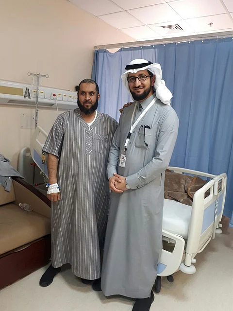 طبيب سعودي ينجح في زراعة قوقعة لمريضين بعسير