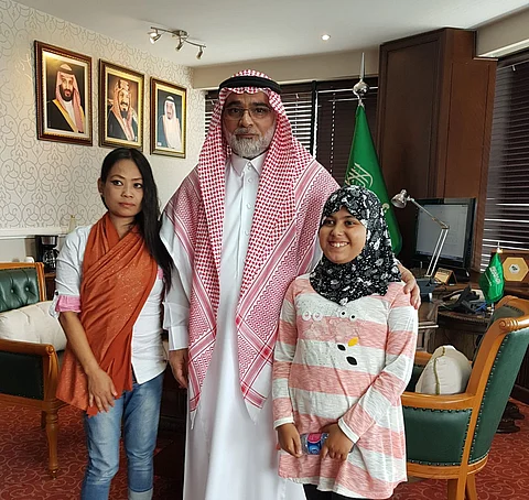 السفارة السعودية في جاكرتا تستقبل اليتيمة "هيفاء" .. وتمنحها مبلغاً مالياً