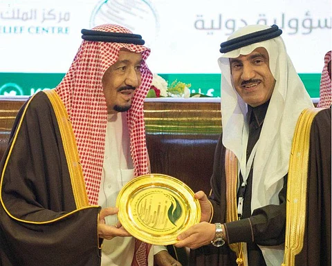 الملك سلمان يكرم "أوقاف صالح الراجحي" لجهودها الخيرية والإنسانية