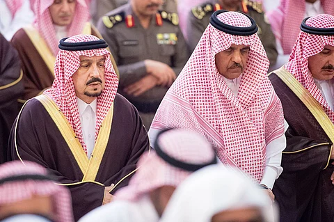 بالصور.. أمير الرياض ونائبه يؤديان صلاة الميت على "محمد بن عبدالعزيز بن عياف"