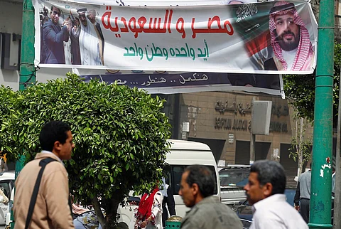 شوارع حي الجامع الأزهر تتزين بصور ولي العهد والرئيس السيسي