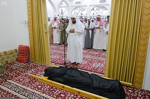 محافظ المذنب يؤدي صلاة الميت على شهيد الواجب المطيري