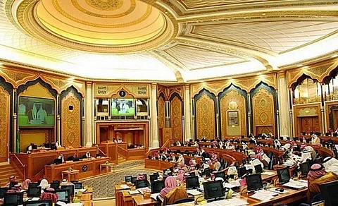 "السماح للموظف الحكومي بمزاولة التجارة".. "الشورى" يحسم الأمر
