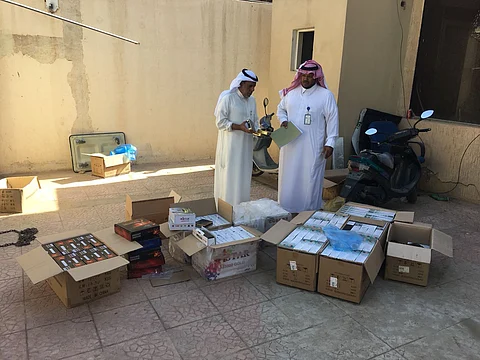 شاهد.. "الإعلام" تضبط مروّج رسيفرات فك التشفير والقنوات الإباحية