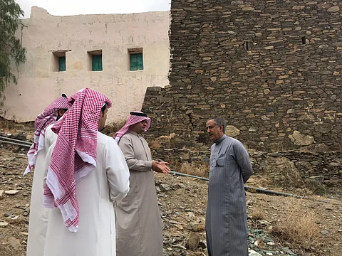 بتوجيه "سلطان بن سلمان".. فريق تراثي في قلعة "طامي" لبحث إعادة تأهيلها
