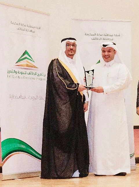 "بني هميم" يحصل على جائزة "القائد الحكومي المميز"