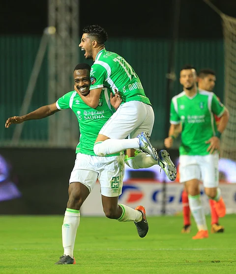 قلص الفارق إلى نقطة واحدة مع الهلال.. الأهلي يتخطى القادسية