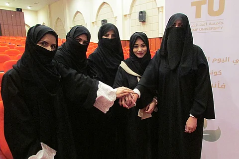 أكاديميات بالطائف: القيادة مكَّنت المرأة من حقوقها بشكل منظَّم ومدروس