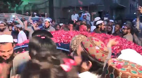 بالفيديو.. استقبال إمام الحرم بالورود وصور خادم الحرمين في باكستان