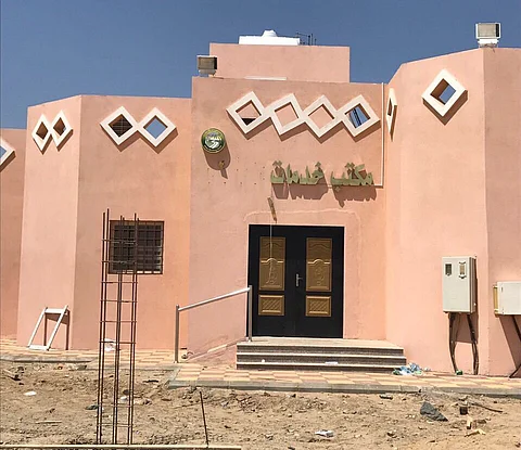 شرطة بيشة تحقق مع مجهولين اعتدوا على مكتب خدمات تابع للبلدية