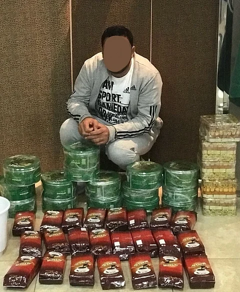 في مطار الجوف .. إحباط محاولة تهريب 350 ألف حبة كبتاجون داخل قهوة وحلويات