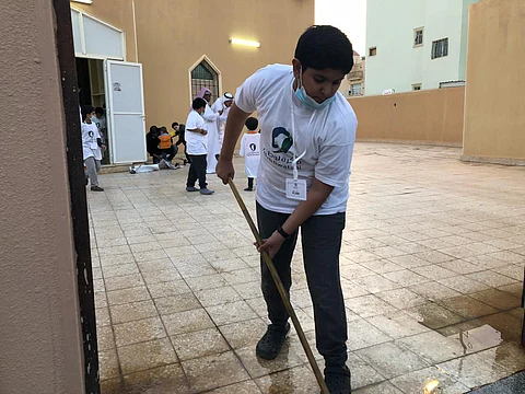 بريدة.. أهالي "النهضة" يقدمون نظافة شاملة للحي ضمن برنامج "فكرة لوطني"