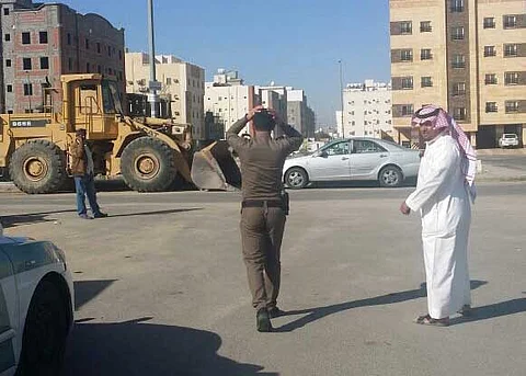 شاهد .. حملة على أصحاب المعدات الثقيلة وتسليم 55 سائقًا مخالفًا لبلدية شرق الطائف