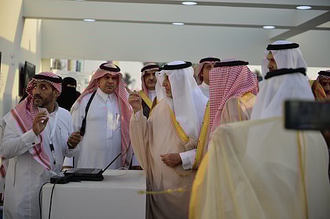 "عيون" .. معلم بالطائف يبتكر تطبيقاً لمساعدة المكفوفين