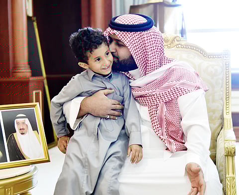 هكذا استقبل نائب أمير جازان أطفال الشهيد الجذمي.. قبلة أبوية تلخص المشهد