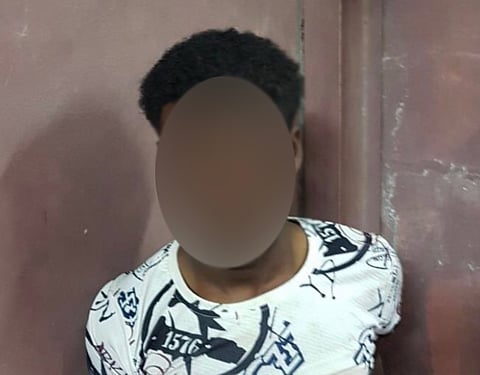 بالفيديو.. شجاعة رجل مرور تقود للقبض على أخطر المروجين برجال ألمع