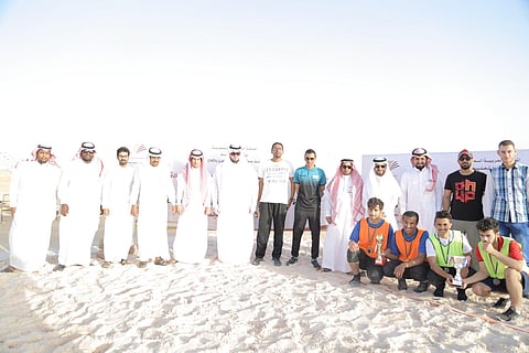 شاهد.. مشرف كليات الأفلاج يرعى بطولة كرة الطائرة الشاطئية ويتوّج البطل