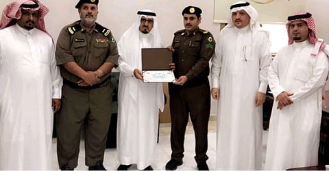 محافظ رجال ألمع يكرم رجل مرور قبض على أخطر مهربي المخدرات