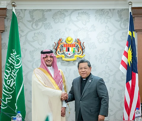 وزير الداخلية يستعرض العلاقات الثنائية مع رئيس البرلمان الماليزي