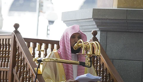 خطيب الحرم المكي: رعاية كبار السن من أعظم القرب