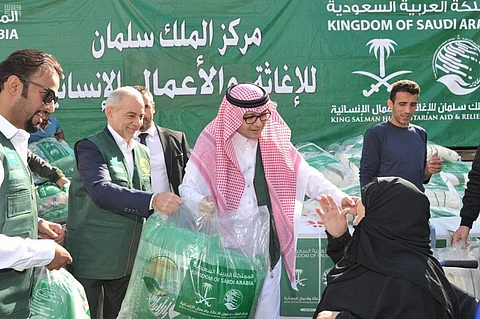 بالصور .. مركز الملك سلمان يواصل توزيع كسوة الشتاء للعائلات السورية شمال لبنان