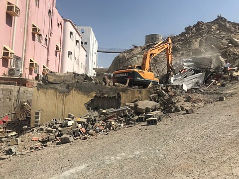 شاهد.. بلدية "شوقية مكة" تزيل مبنى مخالفًا بزهرة كدي