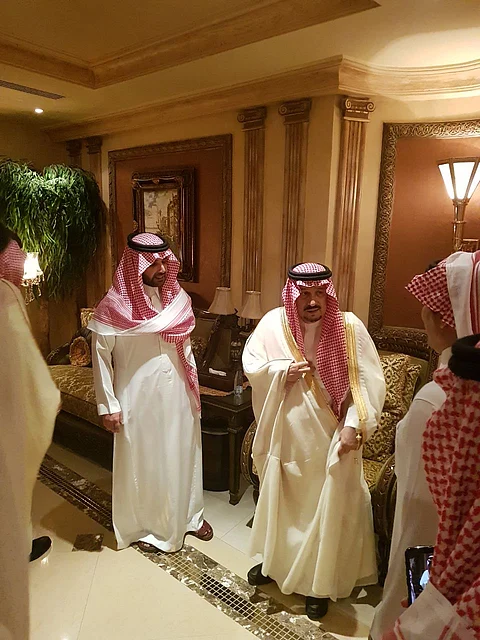 أمير الرياض يعزي أبناء "مشرف بن مطلق"