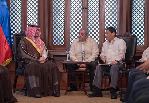 وزير الداخلية ينقل تحيات القيادة للرئيس الفلبيني