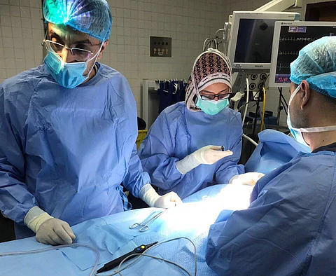 فريق طبي بمستشفى الملك سلمان ينجح في استخراج جسم غريب من معدة طفلة