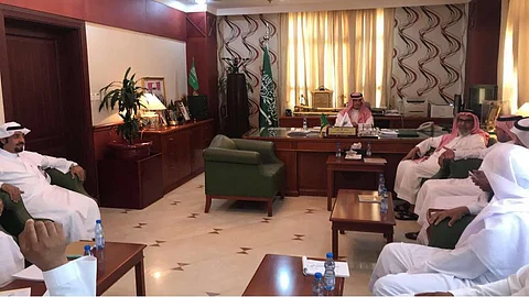 محافظ الأفلاج يناقش آلية إقامة مهرجان سنوي للتمور