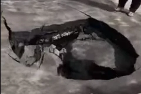 كاد يسقط به.. مواطن يوثق انهياراً عميقاً بكورنيش الدمام "فيديو"