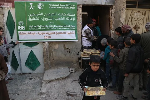 مركز الملك سلمان يوزع المساعدات الغذائية في "دوما" بالغوطة
