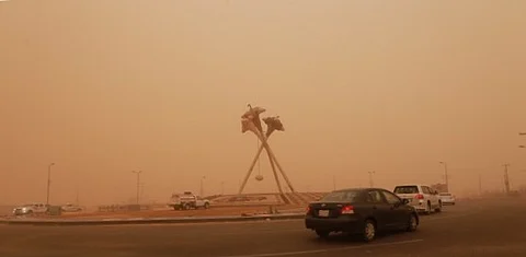 "مدني الجوف" يحذّر من أتربة تؤدي إلى شبه انعدام للرؤية