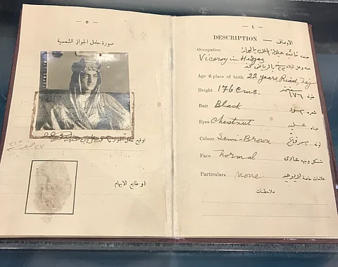 صورة جواز سفر الملك فيصل.. تجذب انتباه زوار "الفيصل.. شاهد وشهيد"