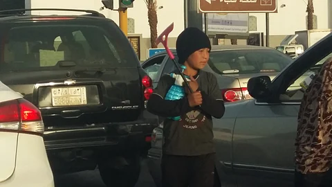 لقطات عن "أطفال الشوارع".. بيع مناديل ومسح سيارات وأحدهم يفر من السؤال!